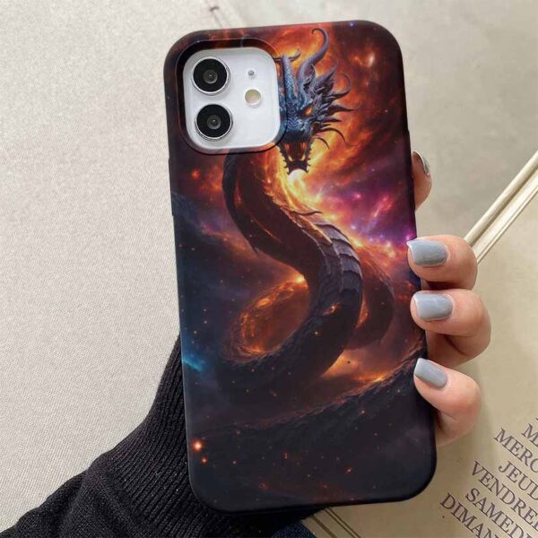 Alevler Arasındaki Ejderha Silikon Telefon Kılıfı