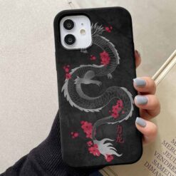 Sakura Motifli Siyah Ejderha Tasarımlı Silikon Telefon Kılıfı