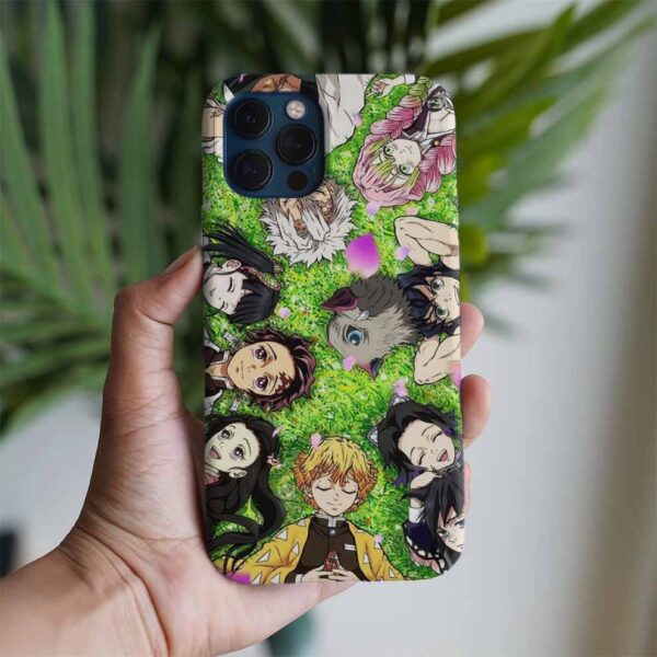 Demon Slayer Çimlerin Üzerindeki Kadro Baskılı Tasarımlı Silikon Telefon Kılıfı