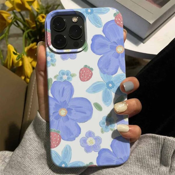 Çilekli Mavi Çiçekler Tasarımlı Silikon Telefon Kılıfı