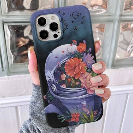 Astranot Kıyafetlerindeki Çiçekler Tasarımlı Silikon Telefon Kılıfı
