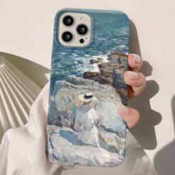 Kayalıklardaki Kız Baskılı Renkli Silikon Telefon Kılıfı