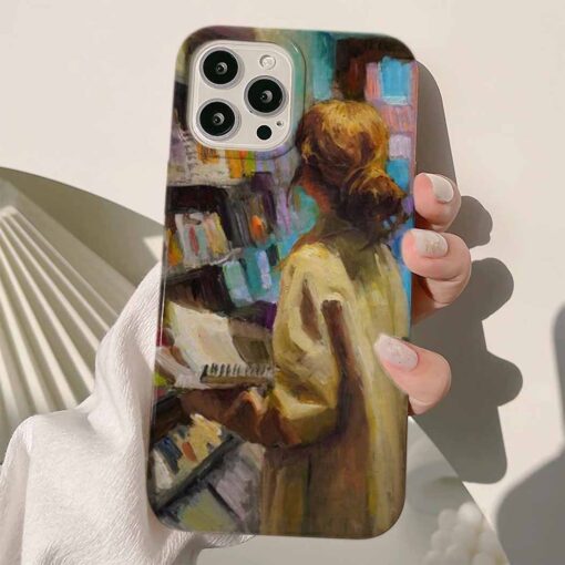 Kitaplığa Bakan Kız Baskılı Renkli Silikon Telefon Kılıfı